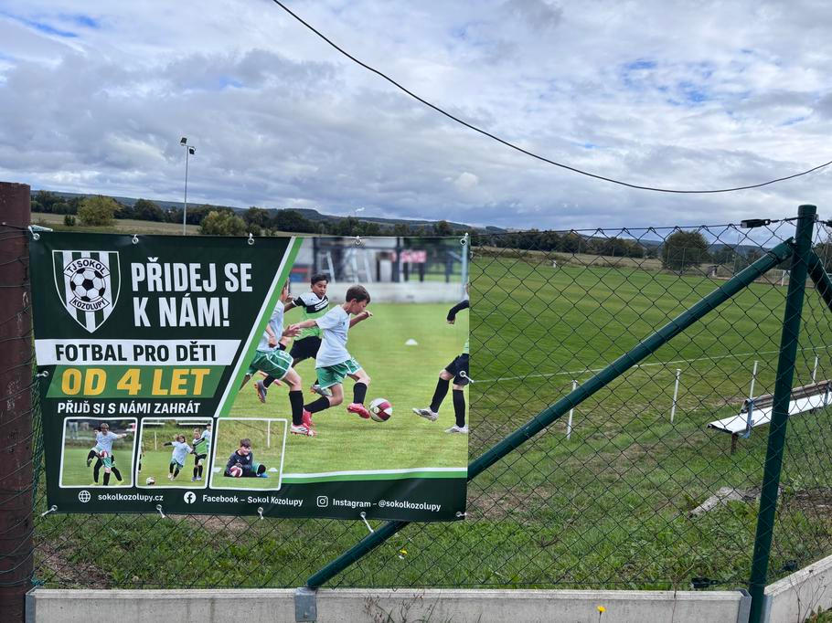 Fotbal spojuje i Kozolupy. Díky rekonstrukci šaten vznikl také bar, který nahrazuje obecní hospodu.