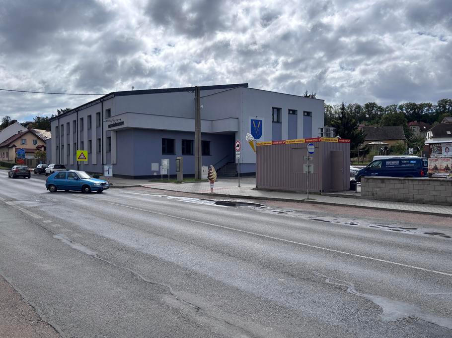 Kulturní dům se sálem a před ním kiosek se zmrzlinou. Restaurace už nefunguje.