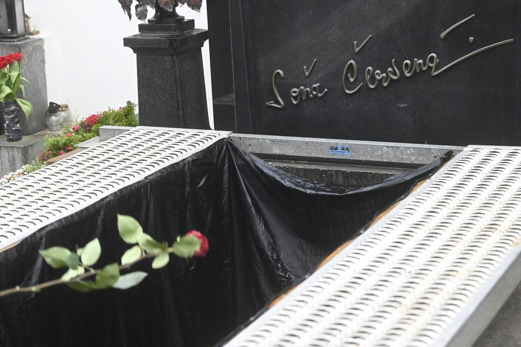 Soňa Červená zemřela 7. května 2023 v Praze ve věku 97 let. Poslední rozloučení se konalo 16. května nejprve na jevišti Národního divadla a poté v katedrále sv. Ducha v Hradci Králové, odkud byla převezena do rodinné hrobky na Pouchovském hřbitově. Soňa Červená, pohřeb, poslední rozloučení, hřbitov, rakev, hrobka, růže