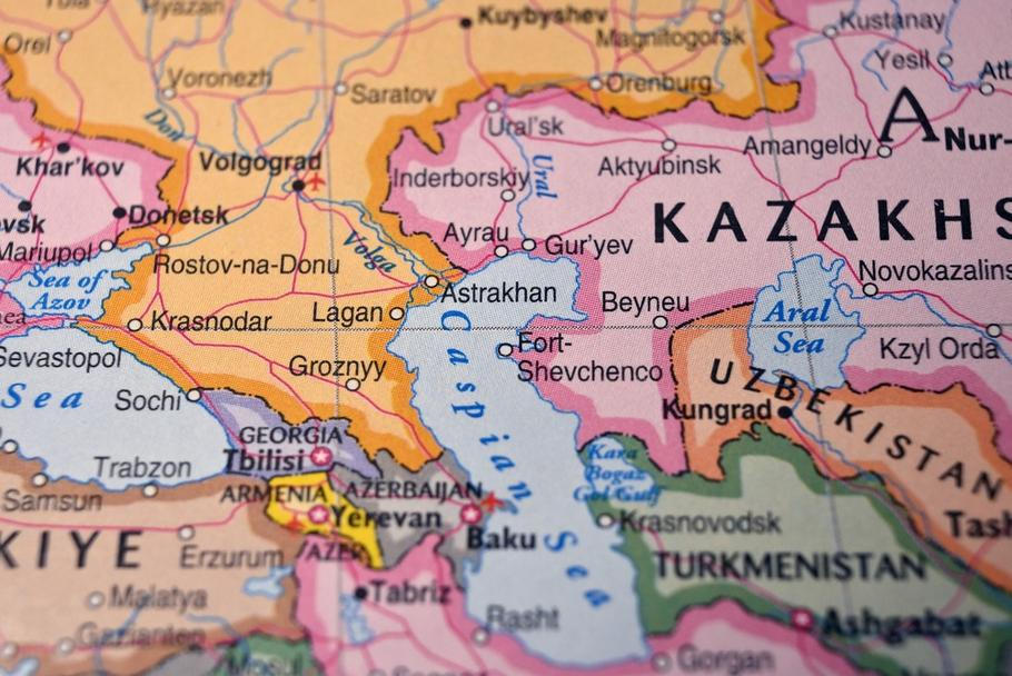 Kaspické moře leží mezi Evropou a Asií; pobřeží sdílí Kazachstán, Rusko, Ázerbájdžán, Turkmenistán a Írán.