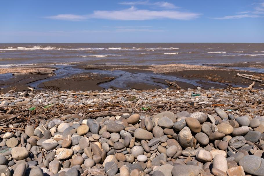 Nově vzniklé ostrovy se nakonec mohou spojit s pevninou.