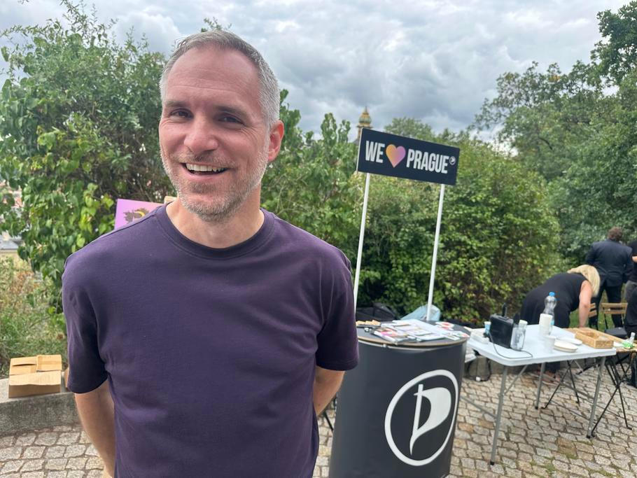 Předseda Pirátů Zdeněk Hřib, který jako primátor Prahy spolupracoval s Adamem Scheinherrem, tvrdí, že mu dělala problém komunikace s médii a veřejností. Scheinherr to označuje za nepravdu.