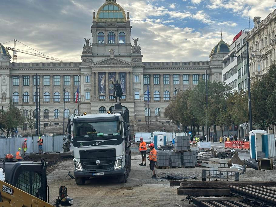 Adam Scheinherr stojí za návratem tramvají na Václavské náměstí, na kterém probíhá poslední práce, stejně jako za rekonstrukcí Barrandovského mostu i Dvoreckého mostu, a také za výstavbou Štvanické lávky.