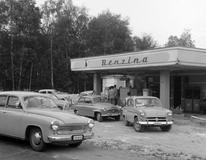 Tankování za socialismu je v Československu spojené především se značkou Benzina. Ta se používá od dubna 1958, tato čerpací stanice stála v Karlových Varech.