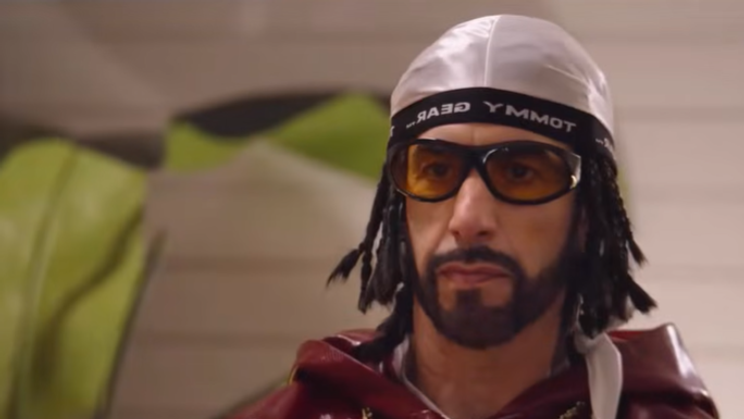 Britský komik a herec Sacha Baron Cohen ve filmu Ali G: Who Iz I? (2026).