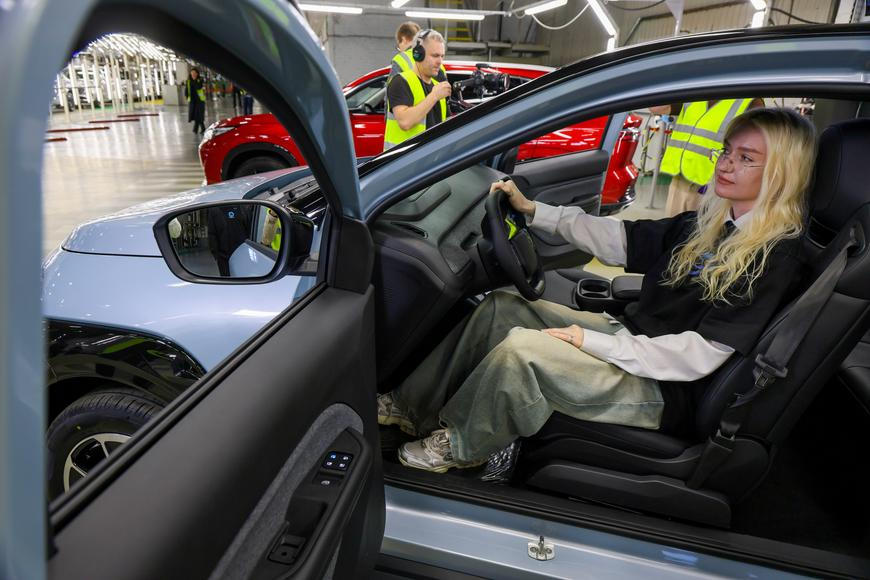 Rusové mají svůj první elektromobil. Má divný volant a nehoráznou cenu