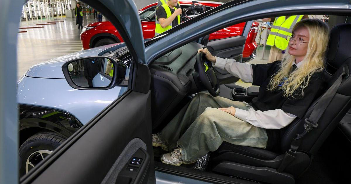 Rusové mají svůj první elektromobil. Má divný volant a nehoráznou cenu