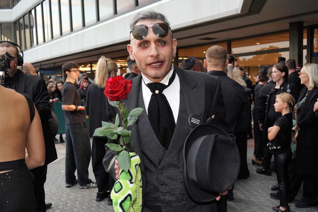 Jan Tuna dorazil na premiéru třetí série Zrádců ve velkém stylu a znovu ukázal, že i mimo televizní hru umí strhnout pozornost na sebe. Jan Tuna