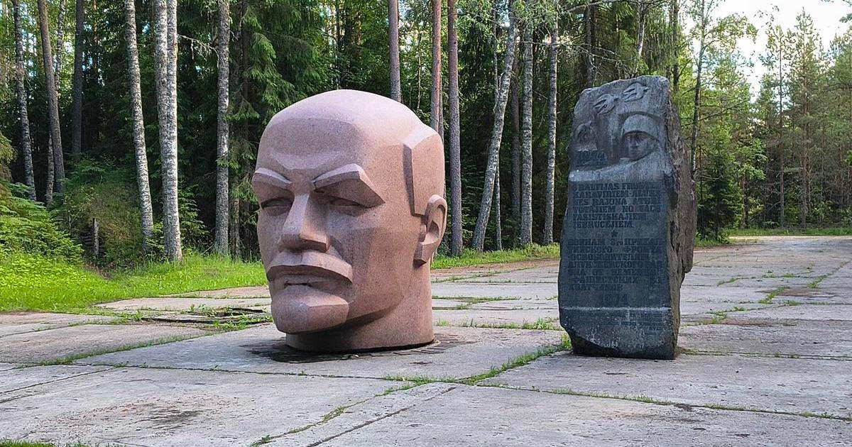 Prošli jsme přísně tajnou raketovou základnu. V lotyšském lese na nás vykoukla obří Leninova hlava