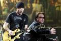 BONO zpěvák - THE EDGE hudebník - skupina U2 - turné Vertigo 2005
