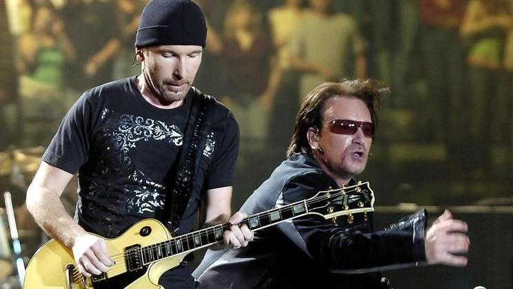 BONO zpěvák - THE EDGE hudebník - skupina U2 - turné Vertigo 2005