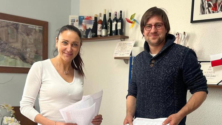 Michaela Opltová, dnes Řehková, se spolustraníkem Pavlem Barákem, zastupitelem obce Nové Mitrovice na fotce z roku 2025. I když původně nechtěla, do voleb jde nyní znovu.