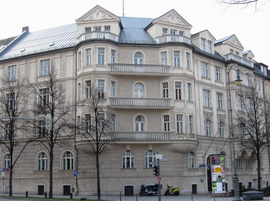 Dům na mnichovském náměstí Prinzregentenplatz, kde měl Adolf Hitler byt. Právě zde byla v září 1931 nalezena mrtvá jeho neteř Geli Raubalová.