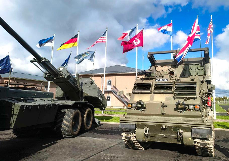 Tapa, Estonsko, Británie, Francie, Pobaltí, vojenská základna, cvičení, vojáci, Ceasar, houfnice, tank