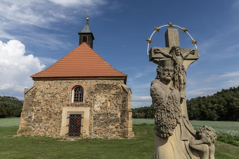 Kostel sv. Petra a Pavla na louce u Berounky stojí už od dob Přemyslovců, za tu dobu byl několikrát přestavěný.
