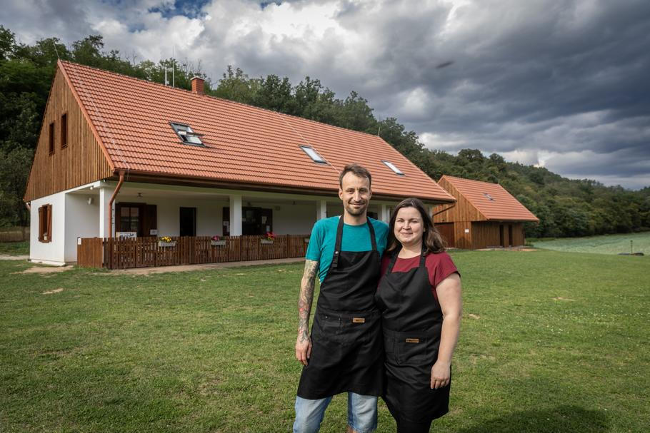 Nová stavba do zdejšího rázu perfektně zapadla a Jiráskovi tak mohli k radosti všech hostů rozšířit nabídku dobrot, za kterými se sem jezdí.