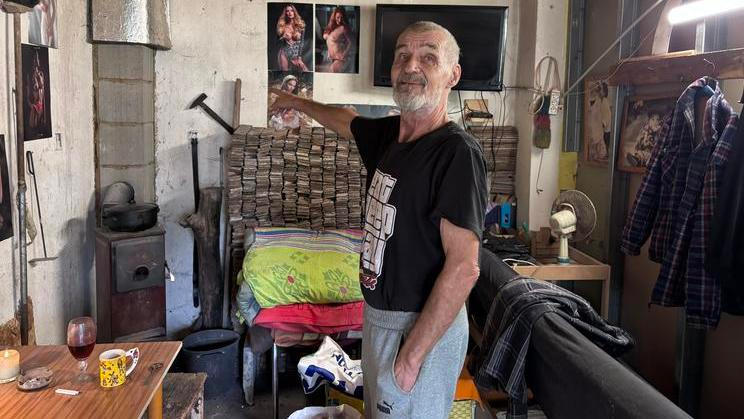 V jedné z garáží reportér narazil na Romana Dvorského. Auto nemá, v místnosti s plechovými dveřmi už má téměř tři roky domov. Během rozhovoru se stihne pochlubit, že je tchánem zpěvačky Lucie Bílé.