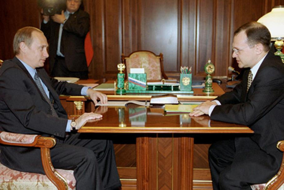 Vladimir Putin se Sergejem Kirijenkem v Kremlu 11. května 2000.