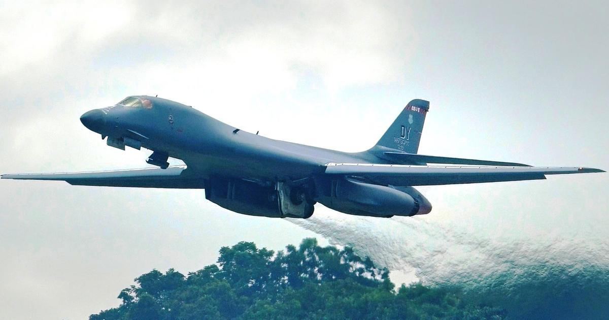 Trump vítá Si Ťin-pchinga. Nad hlavou mu proletěl B-1B, čínský prezident nehnul brvou