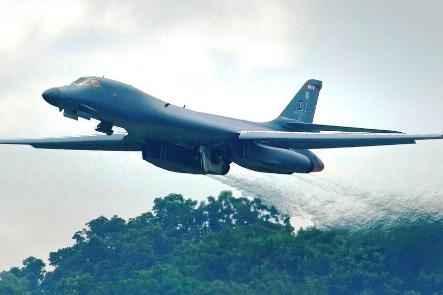 Trump vítá Si Ťin-pchinga. Nad hlavou mu proletěl B-1B, čínský prezident nehnul brvou