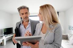 Real-estate,Agent,With,Client,Visiting,Modern,House