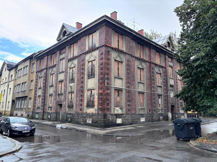Radnice soukromému majiteli nemůže jednoduše určit cenu, za kterou má svůj byt pronajímat. To jsou slova starosty k vysokým nájmům v ulici Jílová.