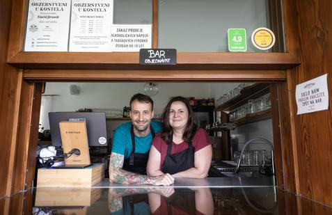Pro Davida a Anetu Jiráskovy je Obžerstvení radost i životní styl, na odlehlou louku u kostela se přestěhovali z centra Prahy.