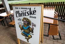 V Obžerstvení se sice točí Plzeň, v lahvích si tu ale můžete koupit i pivo z nedalekého pivovaru Chříč.