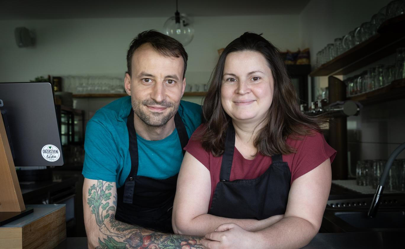 Obžerstvení u kostela, David Jirásek a Aneta Jirásková, kostel sv. Petra a Pavla. Dolany u Hlinců, 16. 9. 2026. Foto Václav Vašků