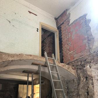 Nová schodiště bylo nutné vměstnat do míst, kde co nejméně zasáhnou do původní dispozice.