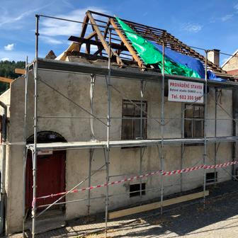 Šest let práce proměnilo bývalou synagogu v obytný dům, který neskrývá své stáří. Staré konstrukce a nové zásahy tu zůstávají čitelné vedle sebe.