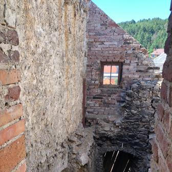 Barokní zdivo muselo ustoupit novému průchodu. Historii původní konstrukce dnes připomíná přiznaný cihelný pilíř.