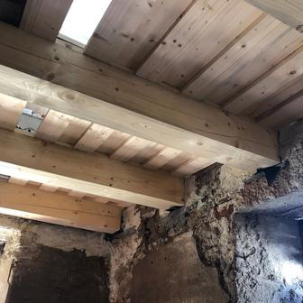 Před rekonstrukcí byla jednotlivá podlaží prakticky oddělená. Nový návrh je měl spojit v jeden obytný celek.