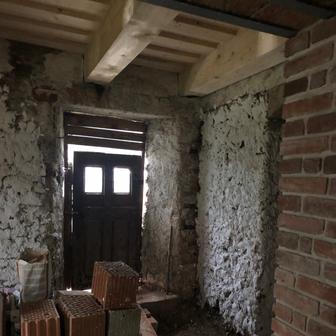 Suterén potřeboval řešit především vlhkost. Součástí obnovy se proto staly také provětrávané podlahy.