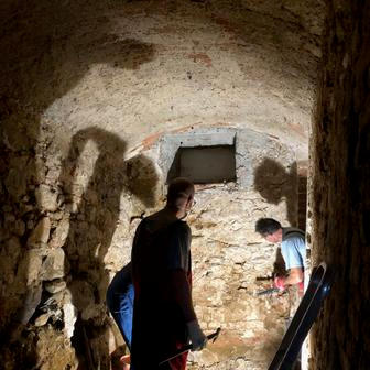 Historický dům skrýval i zazděný vchod do sousedního objektu. Dnes je jednou z připomínek jeho staršího uspořádání.
