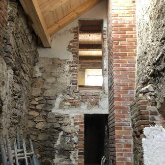 Jedním z nejtěžších rozhodnutí bylo vybourání barokní zdi mezi dvěma sklepy. Bez jejího odstranění by se prostor nedal propojit.