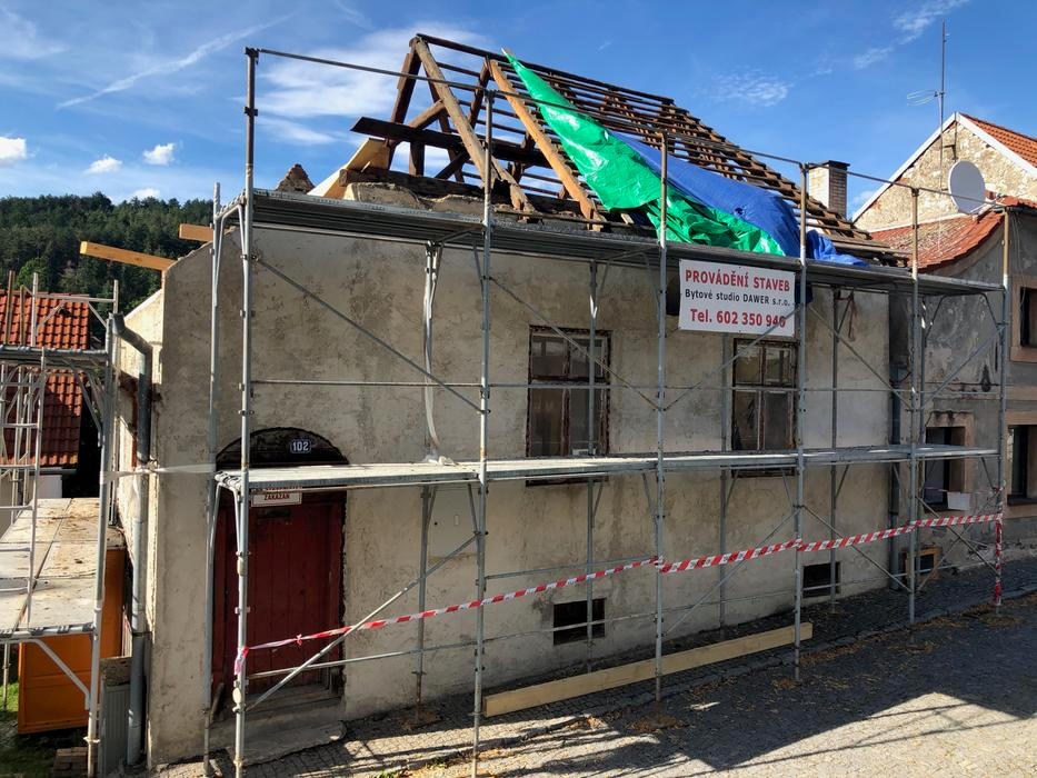 Šest let práce proměnilo bývalou synagogu v obytný dům, který neskrývá své stáří. Staré konstrukce a nové zásahy tu zůstávají čitelné vedle sebe.