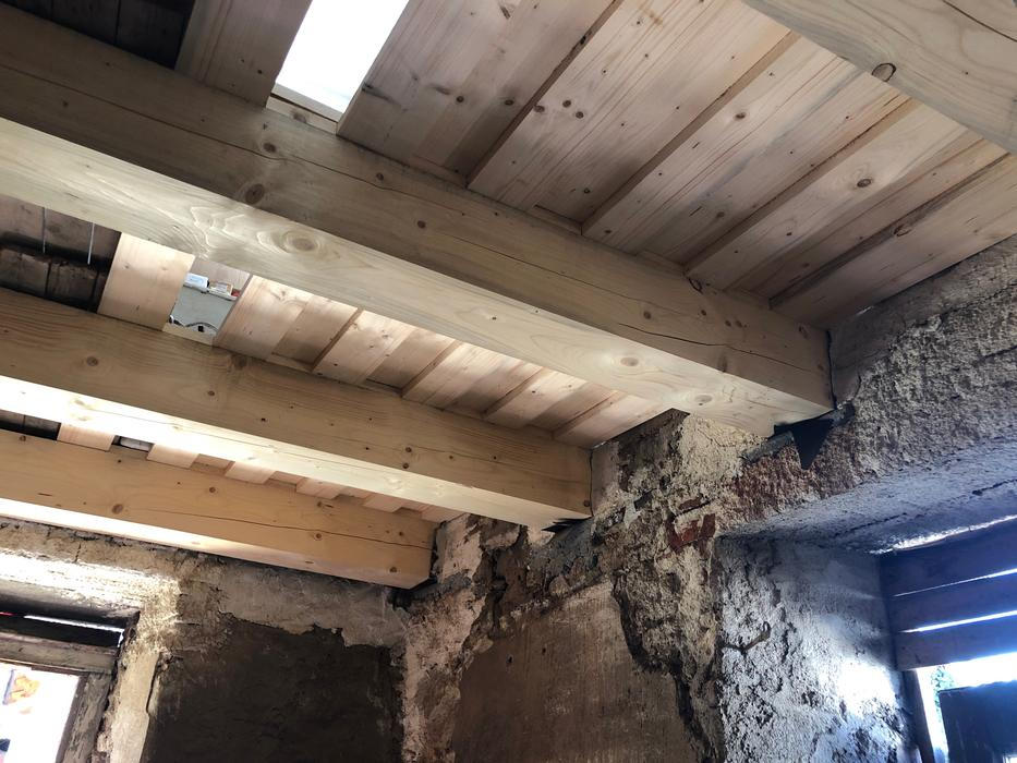Před rekonstrukcí byla jednotlivá podlaží prakticky oddělená. Nový návrh je měl spojit v jeden obytný celek.