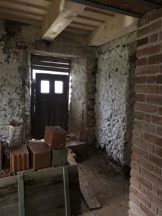 Suterén potřeboval řešit především vlhkost. Součástí obnovy se proto staly také provětrávané podlahy.