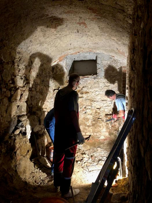 Historický dům skrýval i zazděný vchod do sousedního objektu. Dnes je jednou z připomínek jeho staršího uspořádání.