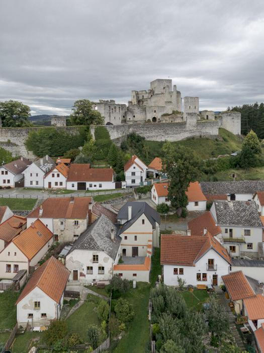 Dominantou Rabí je hrad.