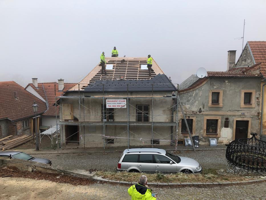 V Rabí není kanalizace ani plyn. Rekonstrukce proto zahrnovala také domácí čistírnu odpadních vod a vlastní systém vytápění.