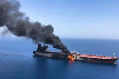 Hořící tanker v Ománském zálivu 