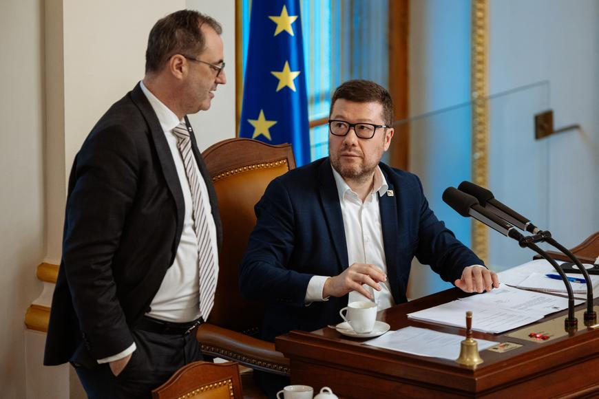 Opozice odevzdala návrh na vyslovení nedůvěry vládě, Okamura musí svolat schůzi