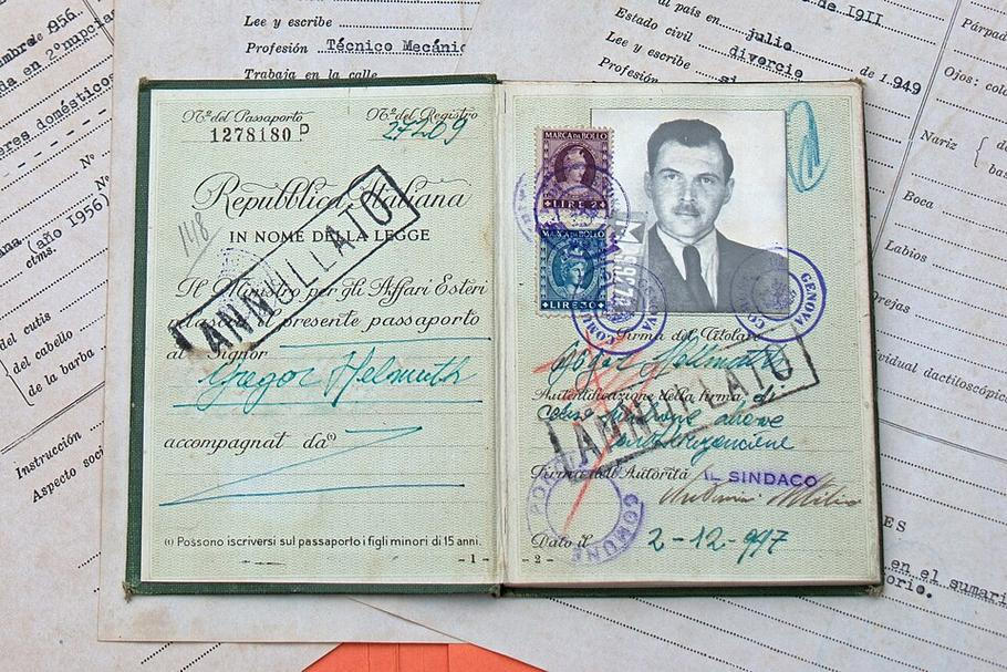 Pod falešným jménem Helmut Gregor získal Josef Mengele italský pas, s nímž v roce 1949 uprchl z Evropy do Argentiny.