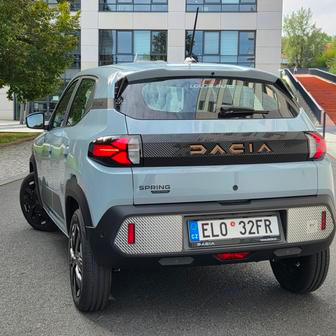 Posílil motor, změnila se baterka a vylepšení se dočkal podvozek. Vizuálně, snad až na nový zadní spoiler, se nic nezměnilo.