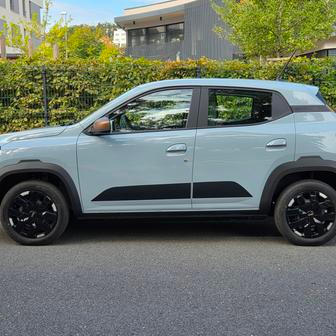 Změny na podvozku 3,7 metru dlouhého hatchbacku zahrnují stabilizátor, upravené tlumiče a pružiny nebo účinnější posilovač brzd. Výsledkem je lepší chování hlavně ve vyšších rychlostech. Limitem nadále zůstávají úzký rozchod kol nebo úzké pneumatiky.