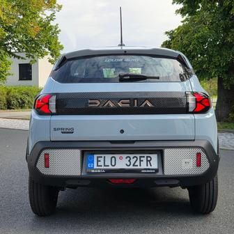 Baterka má nově chemii LFP a kapacitu 24,3 kWh. Je to méně než doposud, ale díky nižší spotřebě je papírový dojezd pořád prakticky stejných 225 kilometrů.