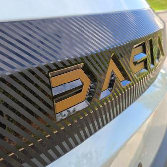 Provedení nápisu "Dacia" na víku kufru působí překvapivě hodnotně.