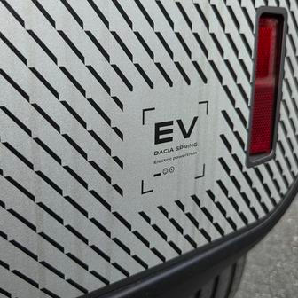 Nárazníky mají zajímavé vizuální provedení i nápis "EV", kdybyste snad na elektrický pohon zapomněli.